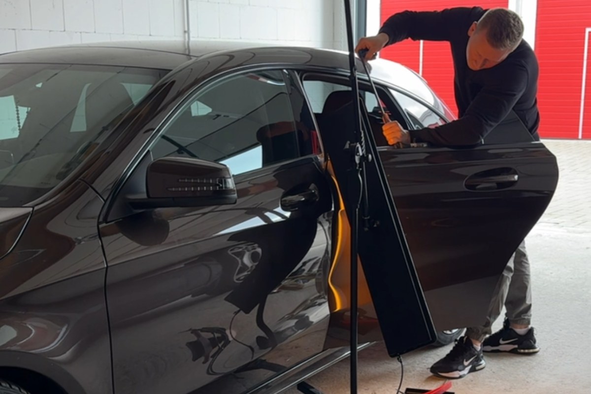 Alex bei der Arbeit an der Tür eines Fahrzeugs
